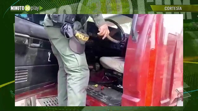 Policía inspecciona camión de conductor fallecido