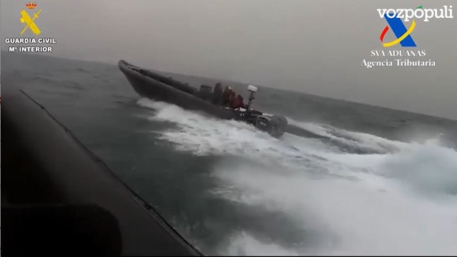 Impresionante asalto de la Guardia Civil a una narcolancha