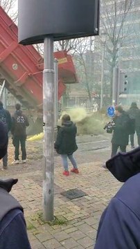 Les agriculteurs déversent du fumier devant les policiers
