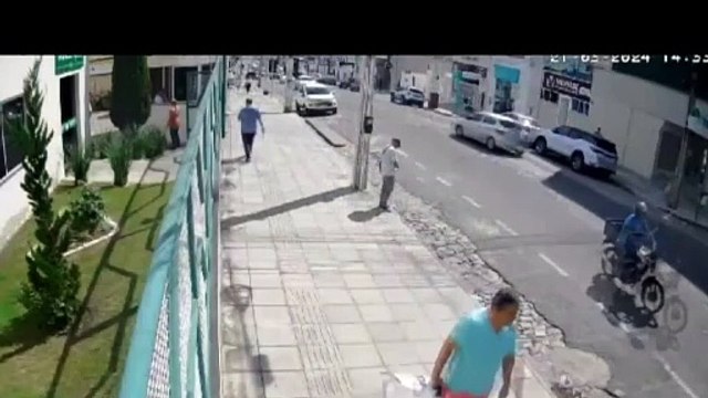 Veja momento em que ex-vereador baiano é atropelado ao tentar atravessar avenida