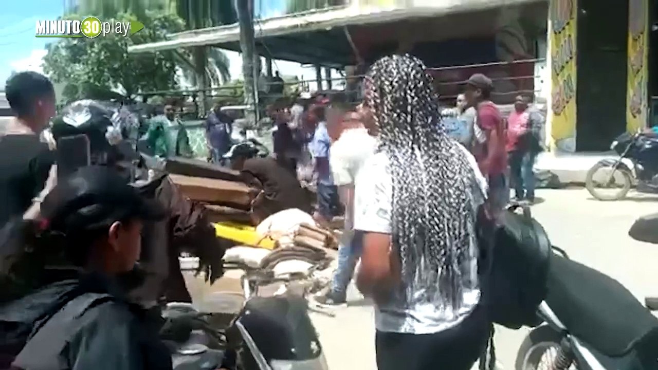 Indignante Un caballo no aguantó el peso de tantos palos y se desplomó