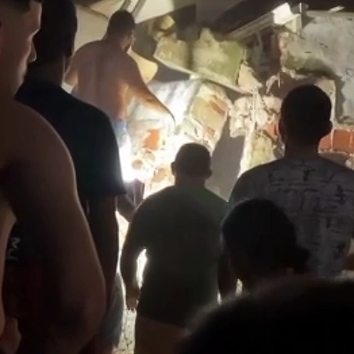 Caminhão desgovernado desce ladeira e destrói casa