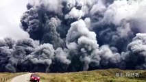 Gigantesca columna de cenizas tras erupción del volcán Aso en Japón