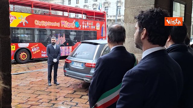 L'arrivo del feretro di Pollini alla camera ardente alla Scala