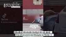 #OMG: Hombre desnudo cuelga de un auto a las afueras del motel Shanghai en Puebla
