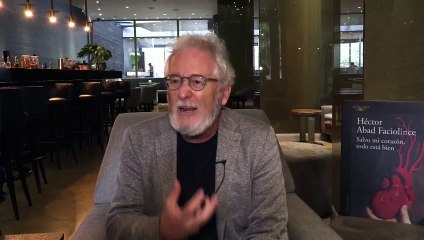 Héctor Abad Escribir sobre curas buenos va contra lo políticamente correcto