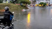 Personas atrapadas en una buseta por inundaciones en Cali