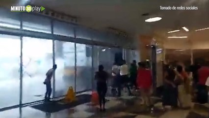 Se salvaron por poco fuerte vendaval desplomó la puerta del centro comercial