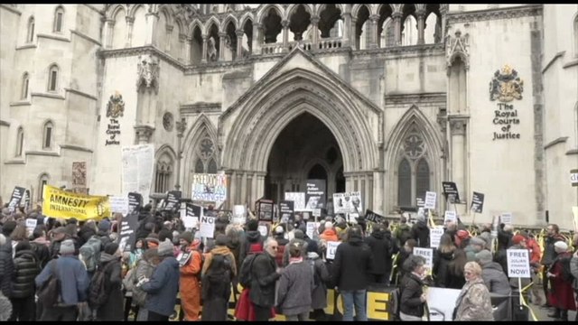 Assange (almeno per ora) non sarà estradato negli Stati Uniti