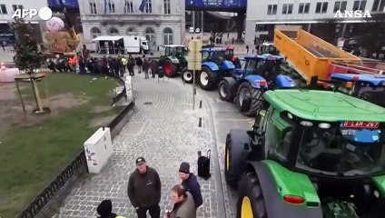 I trattori sversano letame e patate davanti alle istituzioni Ue a Bruxelles