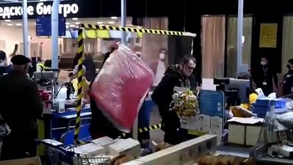 Tải video: Largas colas: IKEA anuncia el cierre de sus tiendas en Rusia