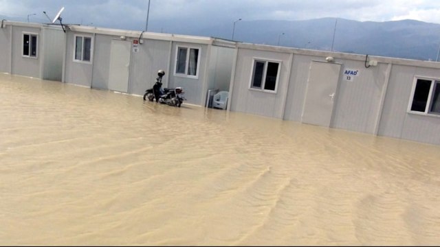 Hatay'da yollar göle döndü, konteyner kentleri su bastı
