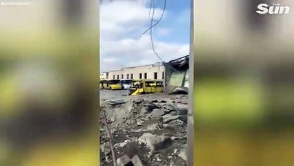 Descargar video: #OMG: Los ataques aéreos rusos destruyen casas y devastan la ciudad de Mariupol, Ucrania