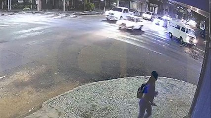 Vídeo mostra Kombi atingindo ciclista no Centro de Cascavel