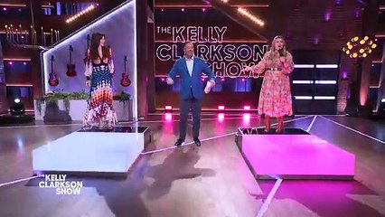 Kelly Clarkson Show - Anne Hathaway y Kelly Clarkson remezclan a David Bowie y Vanilla Ice en el juego Name That Tune