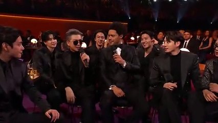 下载视频: 2022 GRAMMYs - TREVOR NOAH bromea con BTS