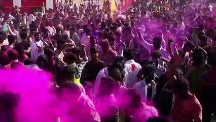 الهنود والنيباليون يحتفلون بمهرجان الألوان لمناسبة عيد "هولي"