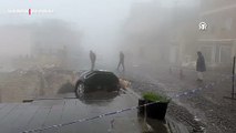 Mardin'de yol çöktü, araçlar evin içine düştü!