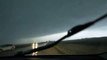 Un cazatormentas capta el intenso momento en que un rayo impacta en un coche en Iowa