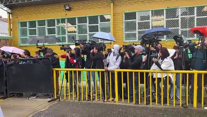 Video herunterladen: Gustavo Petro voto en medio de personas que cantaban en coro mostrandole su apoyo