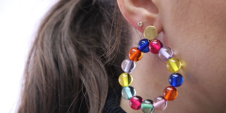 DIY boucles d’oreilles avec des perles colorées