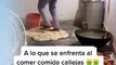 #VIRAL: Captan a supuesto vendedor ambulante trabajando la masa de las empanadas con las PATAS