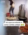 #VIRAL: Captan a supuesto vendedor ambulante trabajando la masa de las empanadas con las PATAS