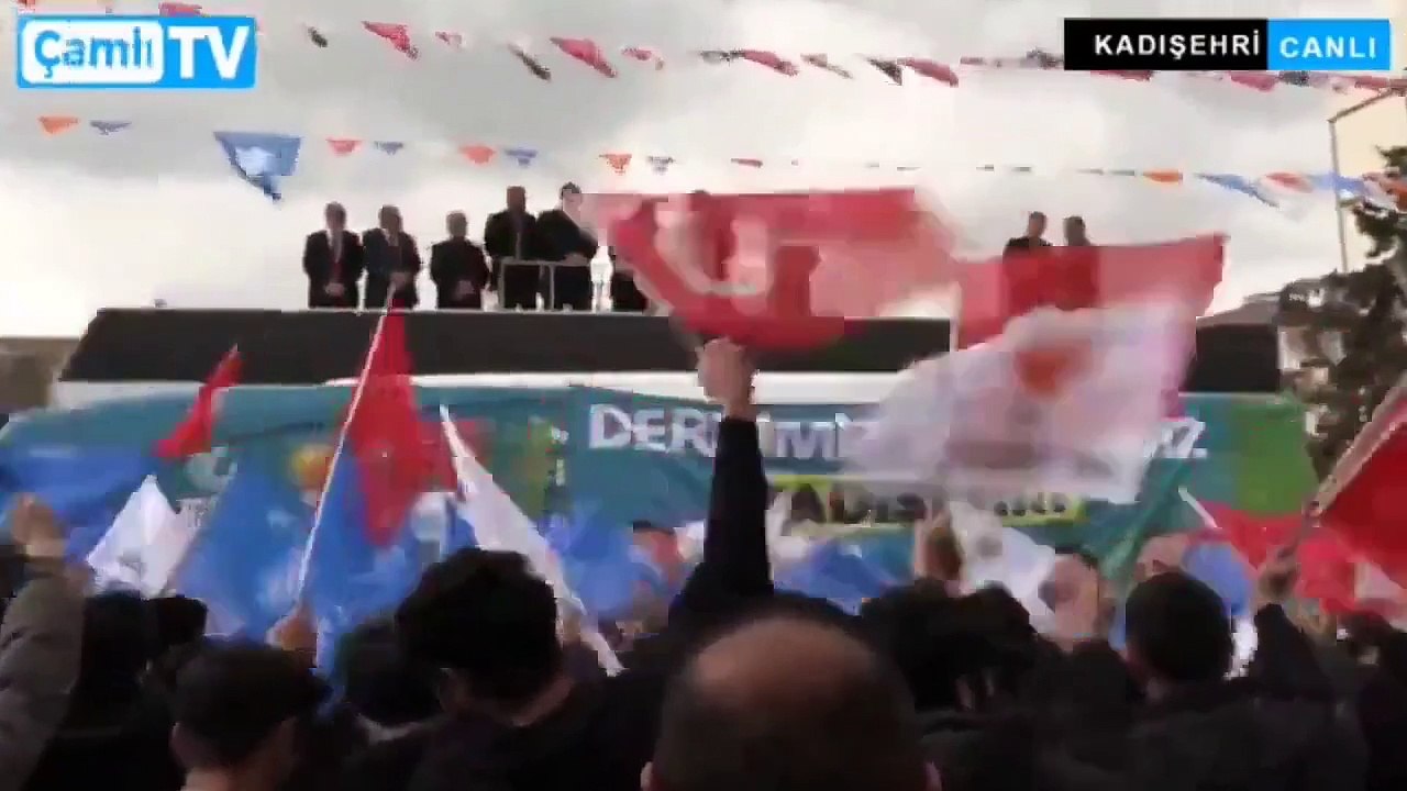 AK Parti mitinginde skandal! Mikrofonu açık unuttu, "G*v*tlar" dedi