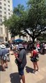 #VIDEO: Cientos de manifestantes por la reforma de las armas marchan por Houston