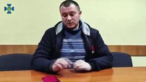 El ex capitán de la policía rusa destroza su pasaporte ruso y su identificación militar