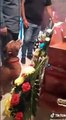 #VIRAL: Perrito se despide de su dueña en funeral