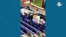 Exponen a vendedor sirviendo cerveza en vasos usados en estadio de Puebla