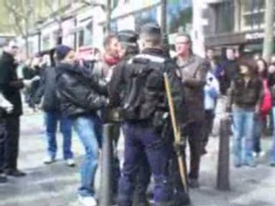 Répression contre des tibétains sur les Champs-Elysées