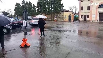 Saman, l'arrivo del feretro al cimitero di Novellara