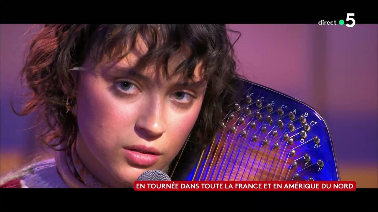 Problème technique: La grosse galère de la chanteuse Pomme hier en direct dans "C à vous" face à Anne-Elisabeth Lemoine qui tente de meubler l'antenne - VIDEO