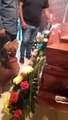 #VIRAL: Perrito le da el último adiós a su dueña en el funeral