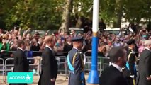 El príncipe Harry y el príncipe Guillermo caminan juntos detrás del ataúd de la reina Isabel