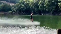 Campeón de Asia realiza una doble vuelta mientras se agarra a su tabla de wakeboard