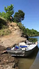 Un perro salta al agua después de que su dueño lo salvo