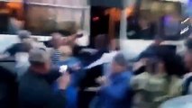 Estalla una pelea en la ciudad de Omsk cuando la policía obliga a los hombres a subir a los autobuses