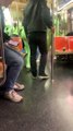 Mujeres con trajes verdes de neón se pelean con los pasajeros en el metro de Nueva York