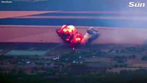 Momento en que un avión de combate ruso es expulsado del cielo en una ENORME bola de fuego