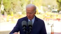 Joe Biden nuevamente habla al vacío y se olvida como bajar del escenario