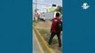 Invade carril de Mexibús, atropella a estudiante y se da a la fuga