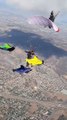 #OMG: Un grupo de paracaidistas crea una formación en el cielo con paracaídas, trajes de alas y botes de humo