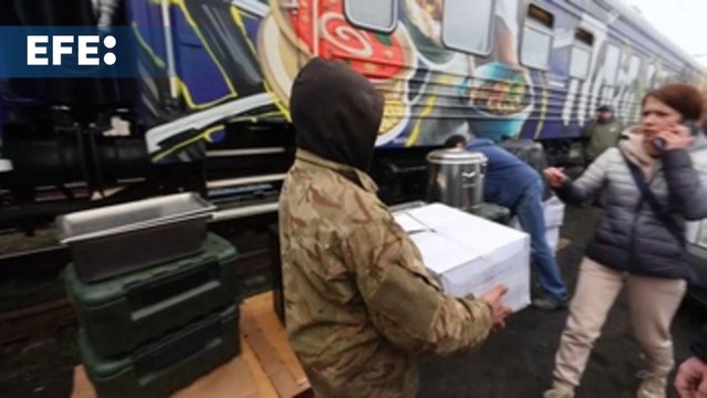 Reparto de comida caliente del proyecto Food Train en zonas afectadas por la guerra