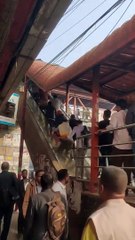 Tải video: Una persona intenta subir las escaleras mecánicas por el lado equivocado