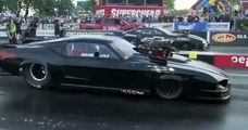 #VIDEO: Horrible momento en el que un piloto de drag racer pierde el control y vuelca su coche a 320km/h