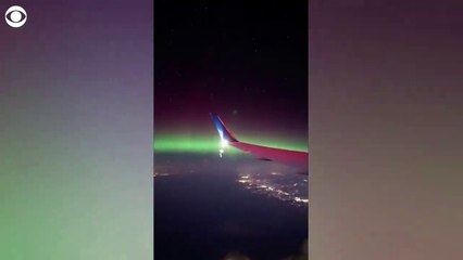 Download Video: Auroras boreales vistas brillando desde la ventanilla de un avión