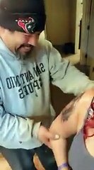 Chica sorprende a sus hermanos con un retrato tatuado de su madre!